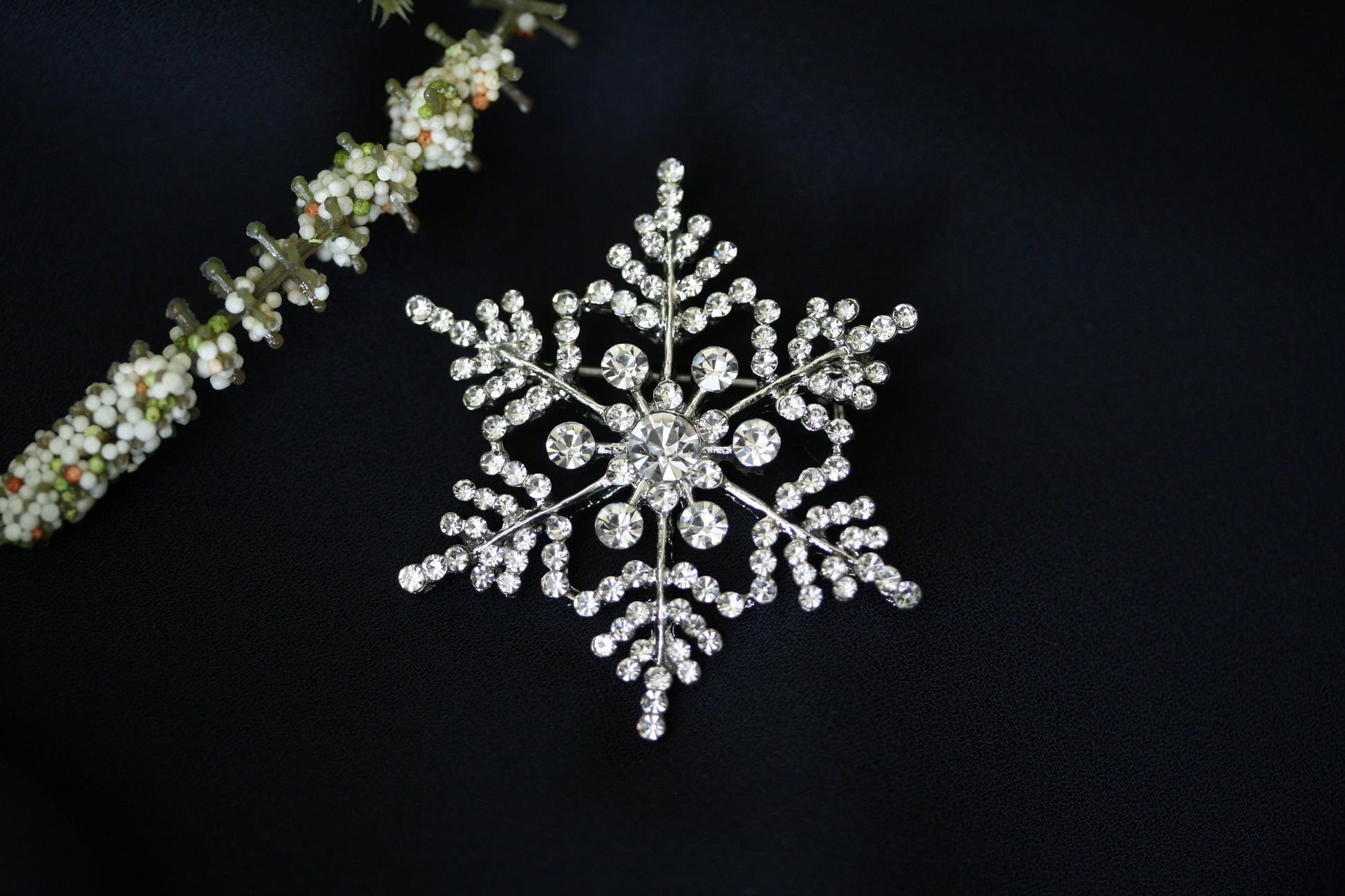 Christmas Jewelry, Crystal Snowflake Bridal Brooch, Winter Bouquet Brooches, Rhinestone Silver Snowflake Pin, Snowflake Pendant Jewelry