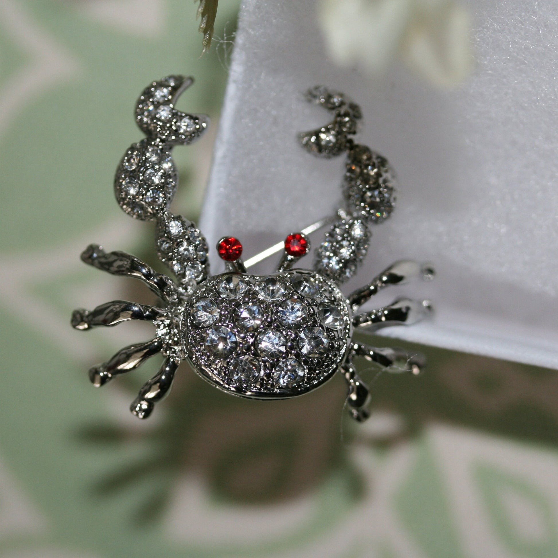 Silver Clear Crab w/ Green Rhinestone Eyes Brooch Pin