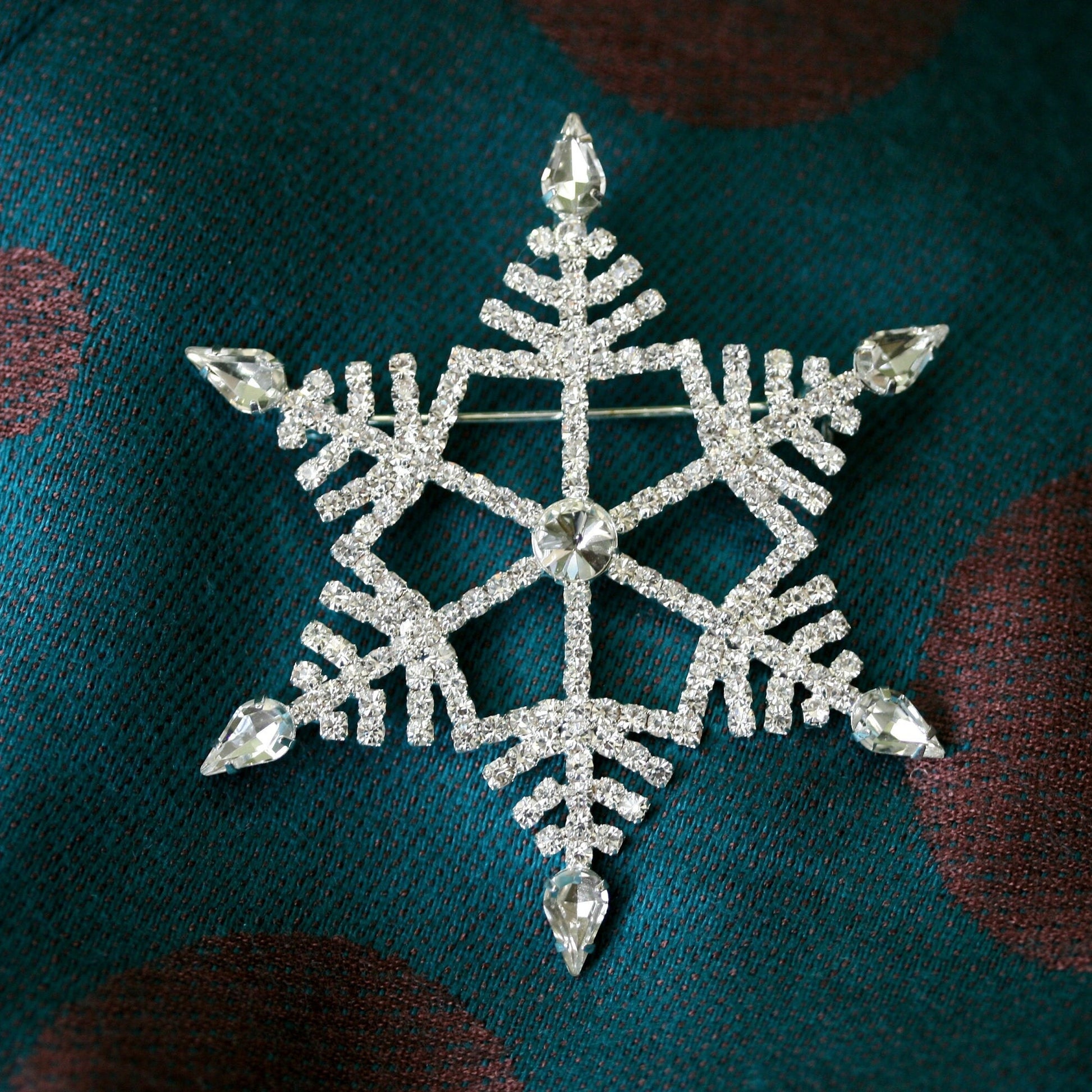 Winter Wonderland Large Christmas Snowflake Brooch clear silver Rhinestones pin, Winter Holiday Xmas Star Jewelry Gift