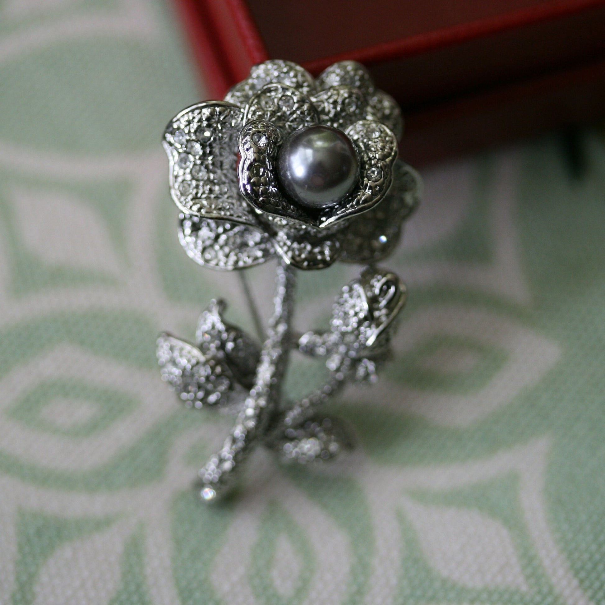 Beauty Women's Rose Flower Faux Pearl Rhinestone Brooch Pin Bridal Wedding Jewelry Gift Valentine's Rose Gift
