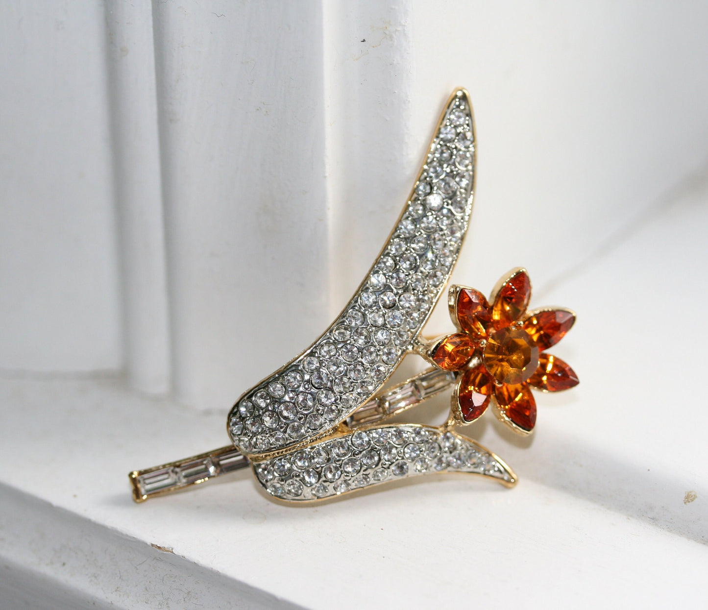 Pretty dainty vintage Topaz Tone /white Rhinestone Stemmed Flower Brooch