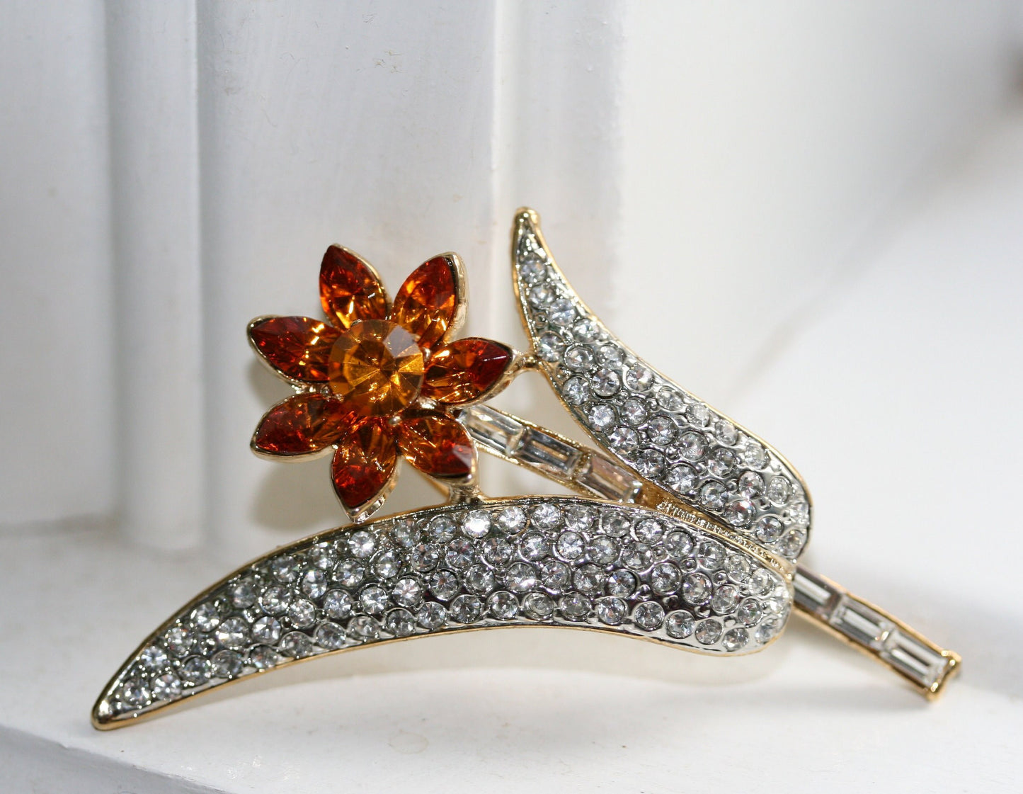 Pretty dainty vintage Topaz Tone /white Rhinestone Stemmed Flower Brooch