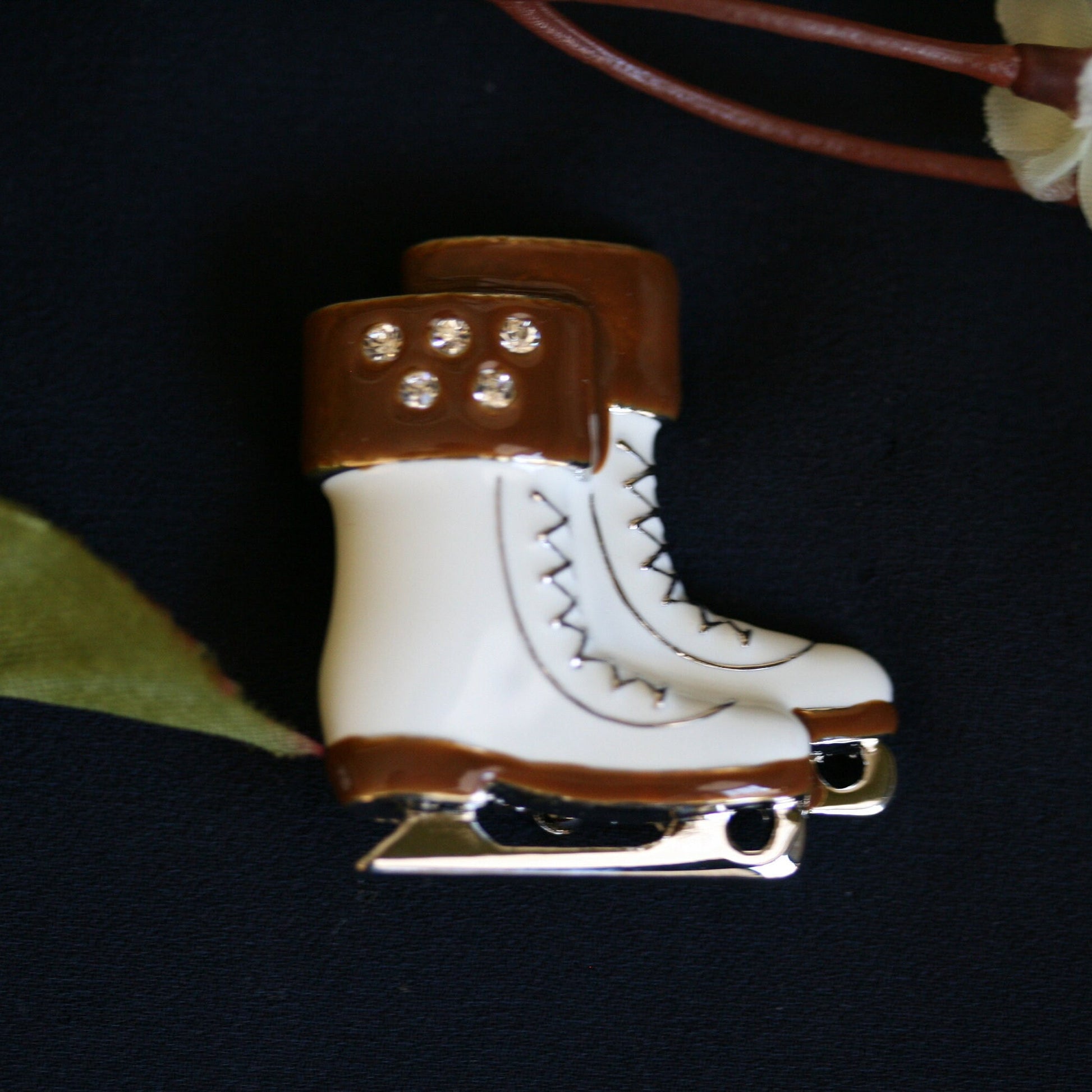 Ice Skating Pin Ice Sports Figure Skating Boots Brooch Pin for Cheer Gift