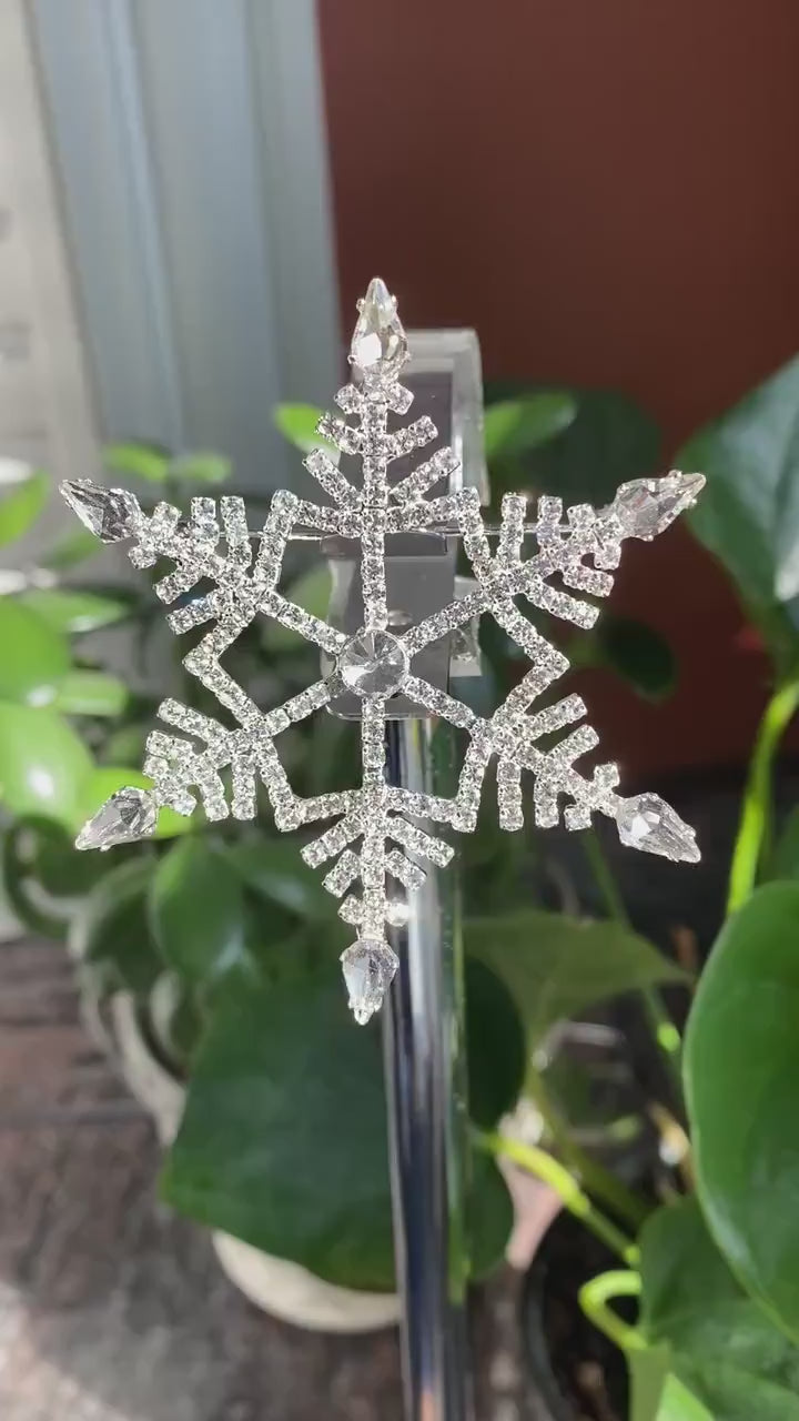 Winter Wonderland Large Christmas Snowflake Brooch clear silver Rhinestones pin, Winter Holiday Xmas Star Jewelry Gift